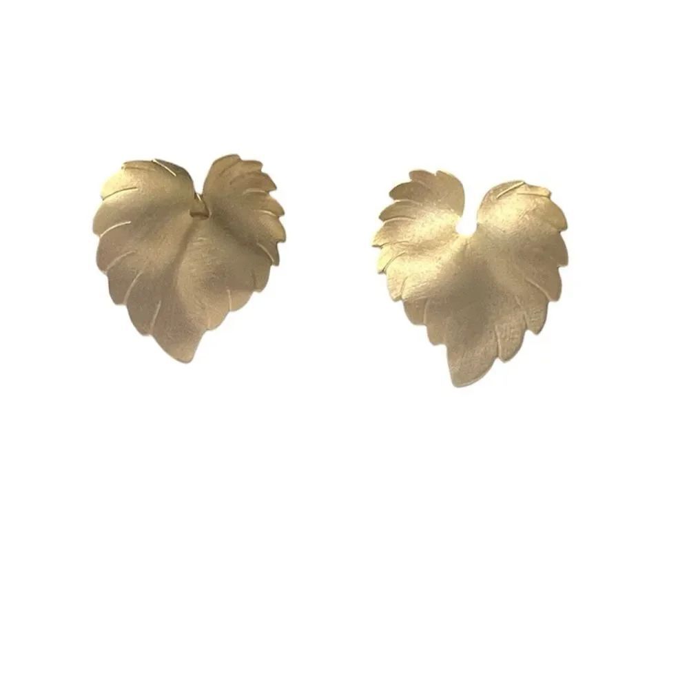 Vintage Park Lane gold tone leaf shape clip on earrings EVC